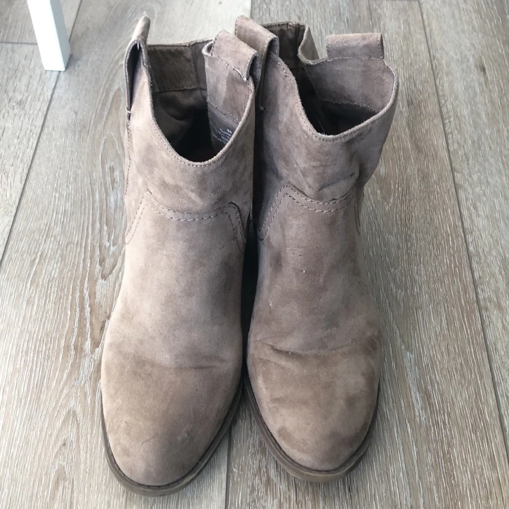 Women’s bootie, light brown, size 8.5.